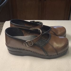 Dansko woman's brown shoes